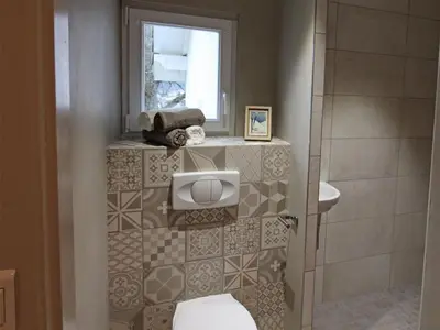 Salle de bains dans l'établissement Gîte chaleureux à Gérardmer, 5 pers. - FR-1-589-845