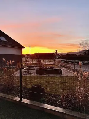 Lever ou coucher de soleil vu de le séjour chez l'habitant ou à proximité
