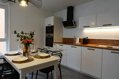 Cuisine ou kitchenette dans l'établissement Bright Apartment 5 min from BASEL with Balcony & Free Private Parking
