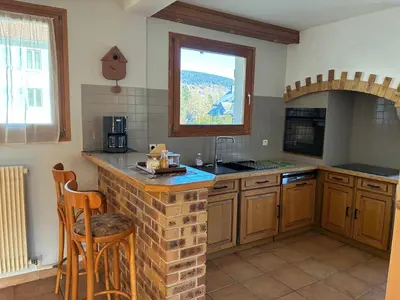 Cuisine ou kitchenette dans l'établissement Chalet familial avec piscine au centre ville de Gerardmer