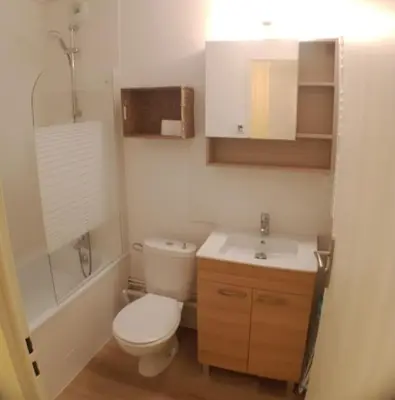 Salle de bains dans l'établissement Le Cocon du Lion
