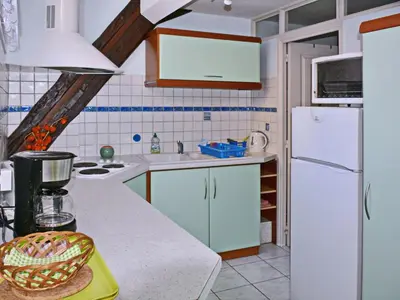Cuisine ou kitchenette dans l'établissement Holiday Home La Maison Bleue im Zentrum des Elsass in Bergheim by Interhome
