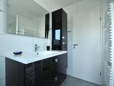 Salle de bains dans l'établissement Maison familiale spacieuse, animaux acceptés à Oberentzen - FR-1-744-51
