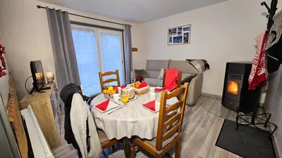 Coin salon dans l'établissement Maison avec terrain, proche du Ballon d'Alsace Gite des 2 lacs