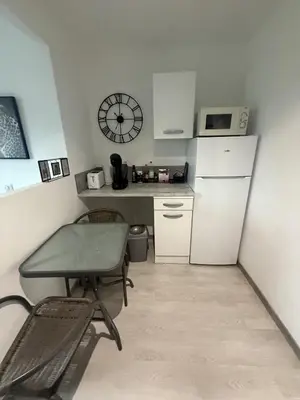 Cuisine ou kitchenette dans l'établissement Bel appartement calme