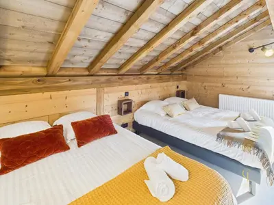 Un ou plusieurs lits dans un hébergement de l'établissement Le Chalet des Chéneaux - Neuf avec Jacuzzi
