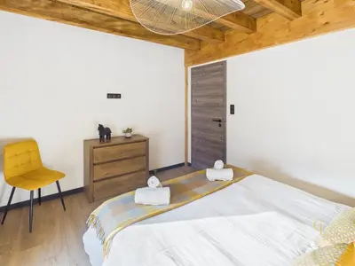 Un ou plusieurs lits dans un hébergement de l'établissement Le Chalet des Chéneaux - Neuf avec Jacuzzi