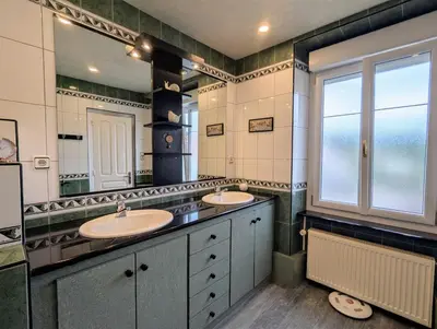 Salle de bains dans l'établissement Chambres Eugène et Gabrielle, La Villa de Fraize