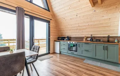 Cuisine ou kitchenette dans l'établissement Confortable Chalet Moderne