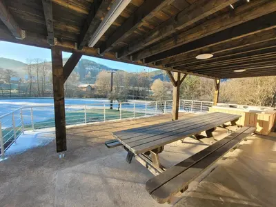 Piscine de l'établissement Location 12 personnes SPA pêche chez Mémère Hélène ou située à proximité