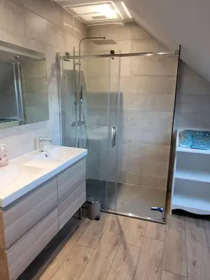 Salle de bains dans l'établissement Location 12 personnes SPA pêche chez Mémère Hélène