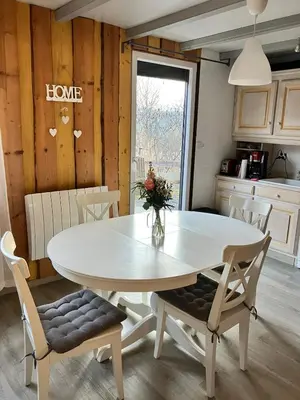 Coin salon dans l'établissement Cozy chalet in the Vosges with scenic views
