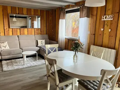 Coin salon dans l'établissement Cozy chalet in the Vosges with scenic views