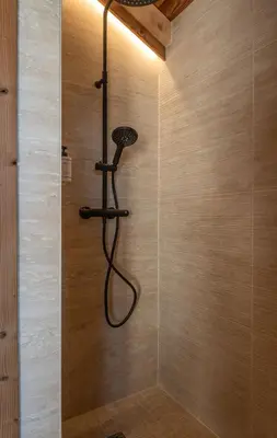 Salle de bains dans l'établissement Sorelle Chalet, spa, indoor pool, lake view