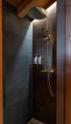 Salle de bains dans l'établissement Sorelle Chalet, spa, indoor pool, lake view