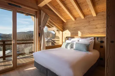 Un ou plusieurs lits dans un hébergement de l'établissement Sorelle Chalet, spa, indoor pool, lake view