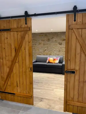 Coin salon dans l'établissement Chez Netty Gite avec sauna à Beblenheim