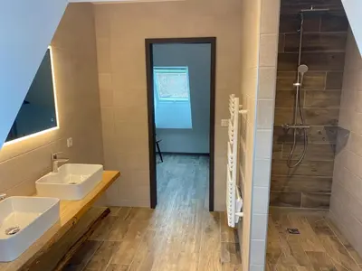 Salle de bains dans l'établissement Chez Netty Gite avec sauna à Beblenheim