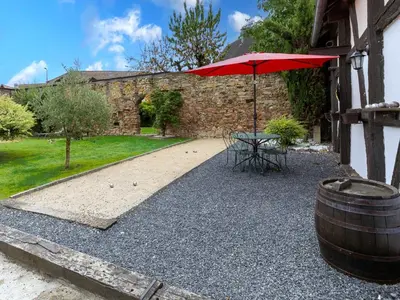 Jardin de l'établissement Gîte Confortable pour 4 Pers. avec Piscine et Terrasse - FR-1-744-53