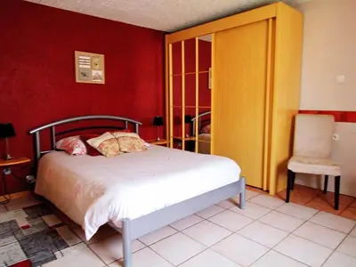 Un ou plusieurs lits dans un hébergement de l'établissement Gîte Confortable pour 4 Pers. avec Piscine et Terrasse - FR-1-744-53