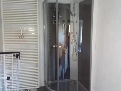 Salle de bains dans l'établissement Gîte Confortable pour 4 Pers. avec Piscine et Terrasse - FR-1-744-53