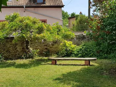 Jardin de l'établissement Gîte Confortable pour 4 Pers. avec Piscine et Terrasse - FR-1-744-53