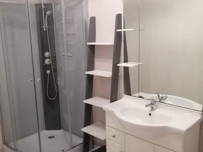 Salle de bains dans l'établissement Gîte Confortable 2 Pers, Parking, Terrasse Privative - Merxheim - FR-1-744-52