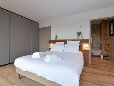 Un ou plusieurs lits dans un hébergement de l'établissement Chalet moderne avec spa, idéal pour 12 personnes - FR-1-744-54