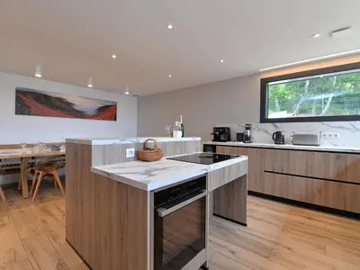 Cuisine ou kitchenette dans l'établissement Chalet moderne avec spa, idéal pour 12 personnes - FR-1-744-54