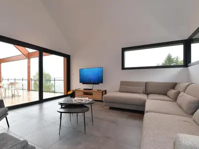 Télévision ou salle de divertissement dans l'établissement Chalet moderne avec spa, idéal pour 12 personnes - FR-1-744-54