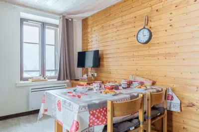 Télévision ou salle de divertissement dans l'établissement Le Régit - Proche Station de Ski