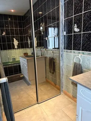 Salle de bains dans l'établissement Les Cinq Étoiles