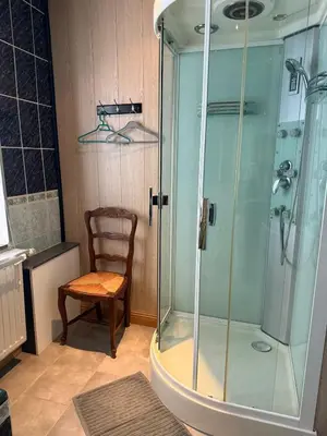 Salle de bains dans l'établissement Les Cinq Étoiles