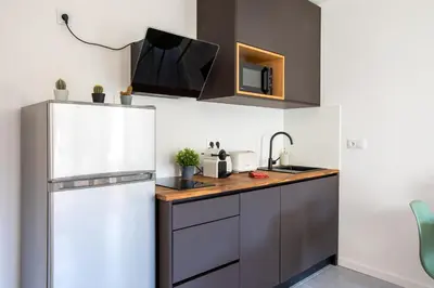 Cuisine ou kitchenette dans l'établissement Romantic getaway with jacuzzi, Garden view