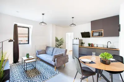 Cuisine ou kitchenette dans l'établissement Romantic getaway with Jacuzzi, Downtown