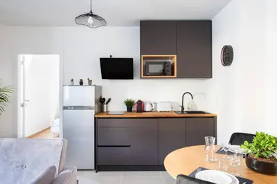 Cuisine ou kitchenette dans l'établissement Romantic getaway with Jacuzzi, Downtown