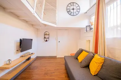 Télévision ou salle de divertissement dans l'établissement Loft Cocon d'Alsace - Cour intérieure au calme