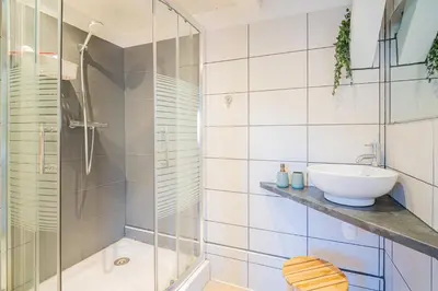 Salle de bains dans l'établissement Au pied de la Volerie - Cour intérieure au calme