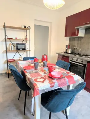 Cuisine ou kitchenette dans l'établissement L'Allée Secrète appartement au calme