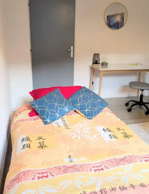 Un ou plusieurs lits dans un hébergement de l'établissement L'Allée Secrète appartement au calme