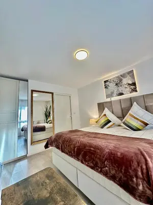 Un ou plusieurs lits dans un hébergement de l'établissement Holiday Suite City Center Airport Swiss Border Shopping mall