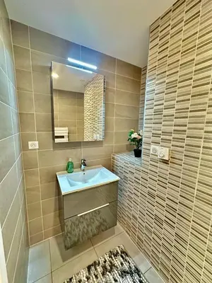Salle de bains dans l'établissement Holiday Suite City Center Airport Swiss Border Shopping mall