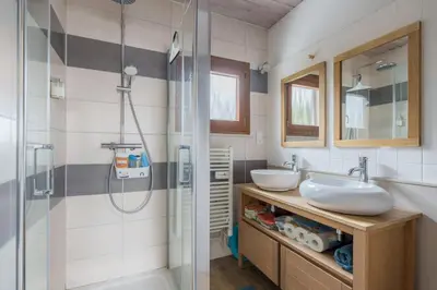 Salle de bains dans l'établissement Clairmatin - Plein Centre de La Bresse