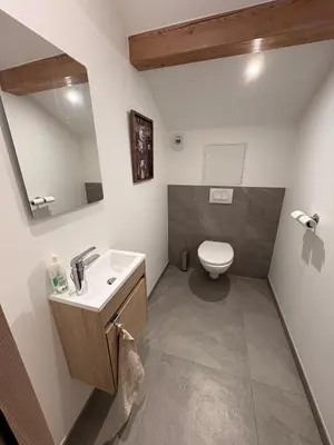 Salle de bains dans l'établissement Gîte 10 personnes accès PMR aux normes avec grande piscine