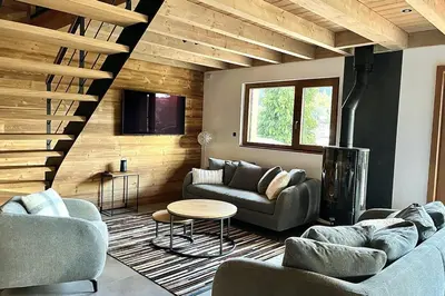 Coin salon dans l'établissement Chalet Les Roitelets 5 étoiles avec jacuzzi sauna