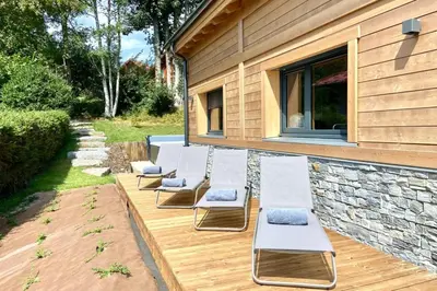Jardin de l'établissement Chalet Les Roitelets 5 étoiles avec jacuzzi sauna