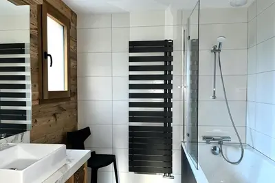 Salle de bains dans l'établissement Chalet Les Roitelets 5 étoiles avec jacuzzi sauna