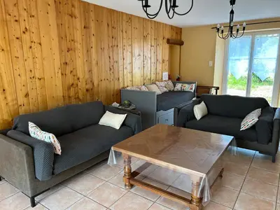 Coin salon dans l'établissement Gîte la Chenevière