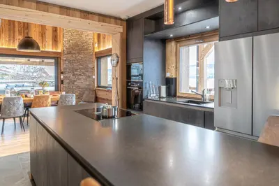 Cuisine ou kitchenette dans l'établissement Chalets Spa Panoramiques des 3 Vallées