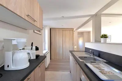 Cuisine ou kitchenette dans l'établissement Le Dolder Gîte de Luxe classé 4 étoiles au coeur des remparts de Riquewihr - Animaux de compagnie acceptés